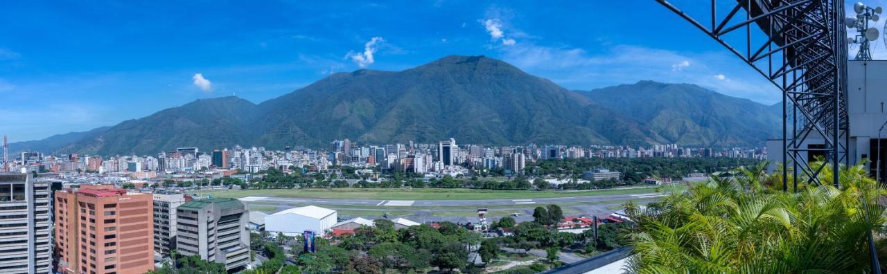 Eurobuilding Hotel&Suites Caracas Exteriér fotografie View of the airport runway
