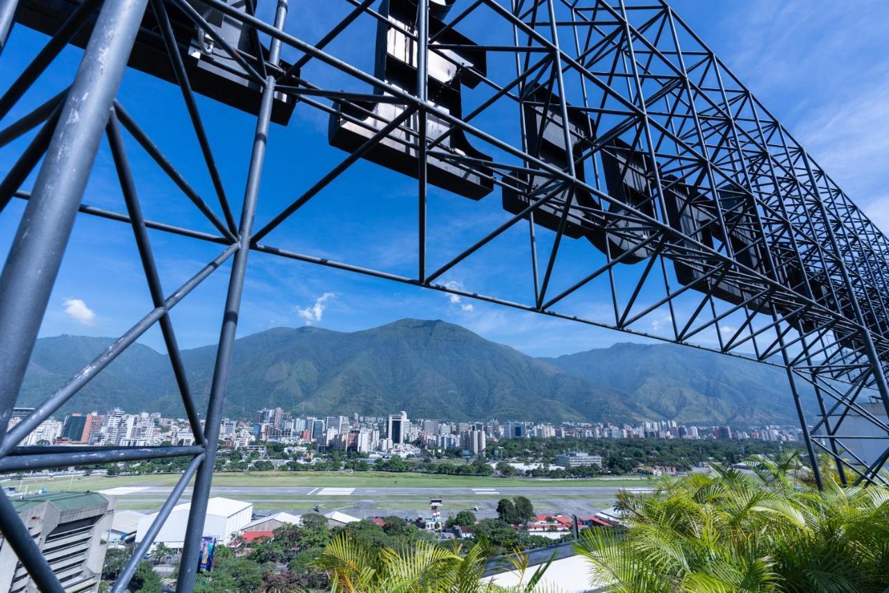 Eurobuilding Hotel&Suites Caracas Exteriér fotografie View of the city from the cable car