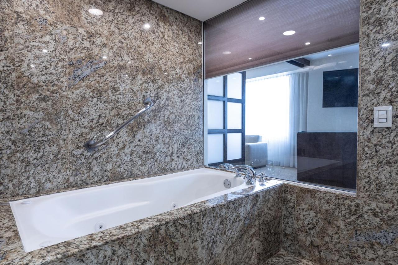 Eurobuilding Hotel&Suites Caracas Exteriér fotografie Granite bathroom