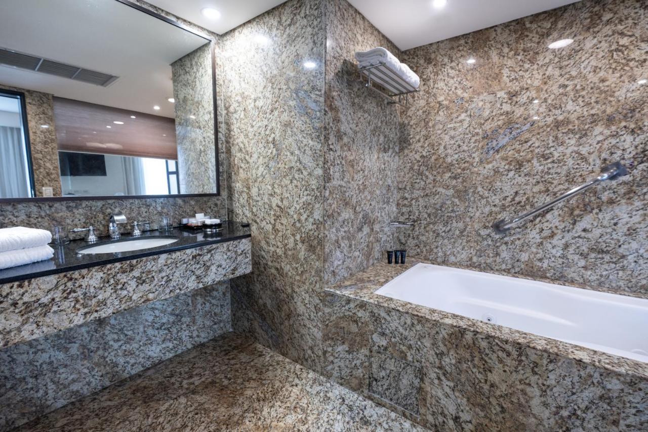 Eurobuilding Hotel&Suites Caracas Exteriér fotografie Granite bathroom