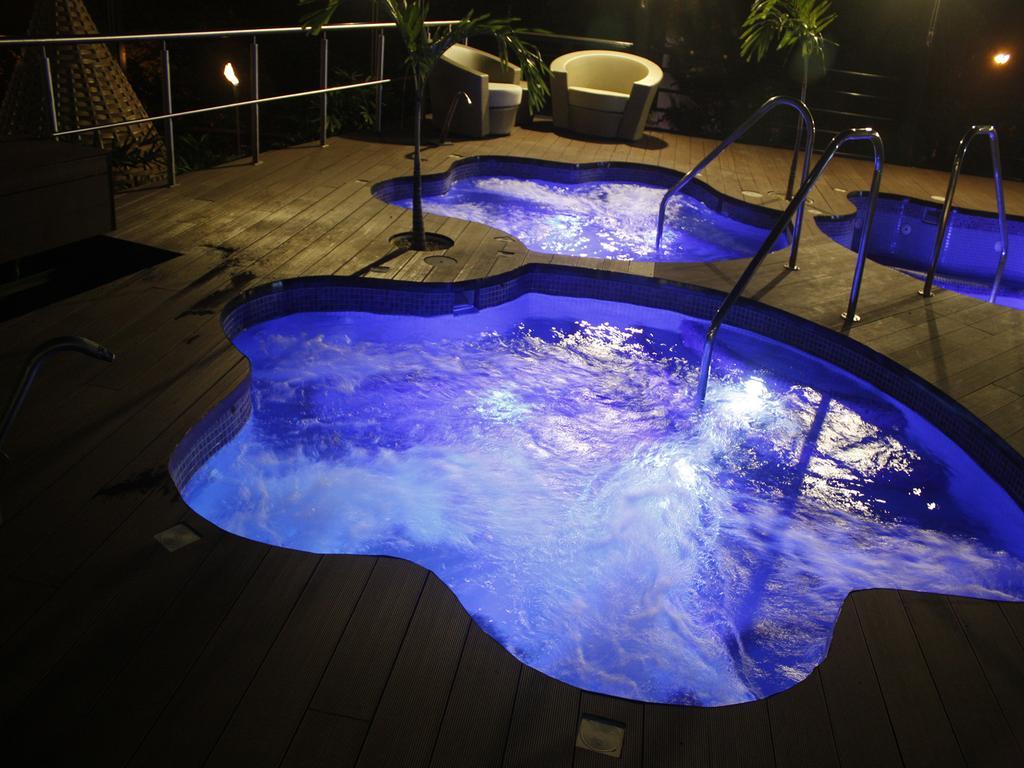 Eurobuilding Hotel&Suites Caracas Exteriér fotografie A rooftop pool at night