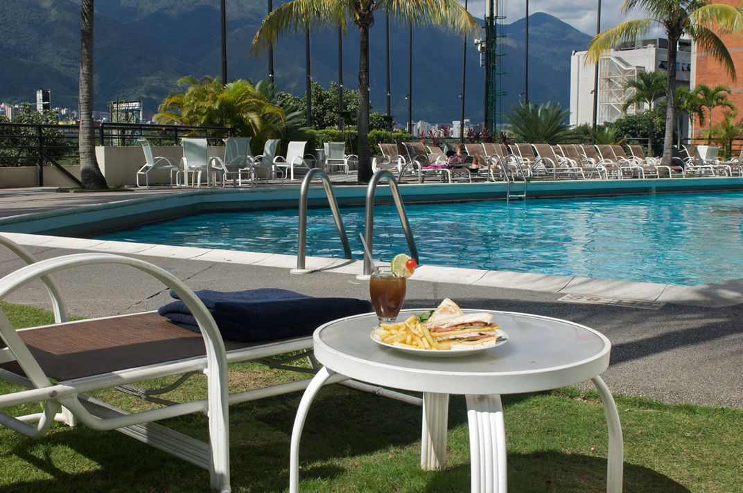 Eurobuilding Hotel&Suites Caracas Exteriér fotografie Hotel's pool